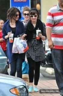 35977716_SIMKYCFNY - Demitzu - NOVEMBER 1ST - Leaving McDonalds with Selena and Dallas