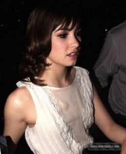 35978612_WUOPNWQAQ - Demitzu - NOVEMBER 17TH - Signs autograpghs as she leaves the Twilight Premiere