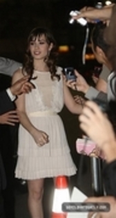 35978613_KAGYTSLWT - Demitzu - NOVEMBER 17TH - Signs autograpghs as she leaves the Twilight Premiere
