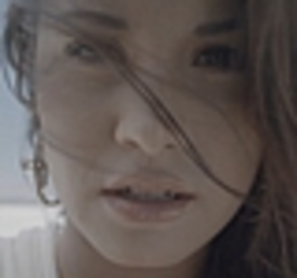 thumb_DLDCOM_0429 - Demilush - Unbroken 2011  Music Videos  Skyscraper  Screencaptures