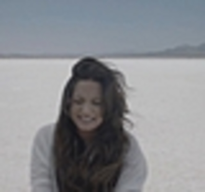 thumb_DLDCOM_0907 - Demilush - Unbroken 2011 Music Videos Skyscraper Screencaptures 2