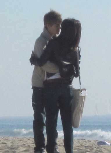 A: Hai kiss me k mi`a fost dor de tine!! :X D: [intoarce capu` ]