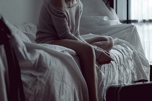 girl,lonely,sad,beauty,lonelyness,pink-807450ee0a55e0ca7e0f9e36528a0ce4_h
