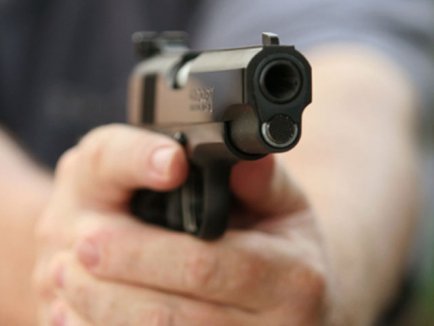 IA MANA DUPA MINE!!!! [il impinge si scoate un pistol]