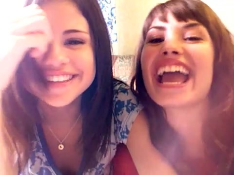 demi and selena BLOOPER!!! 072 demi and selena BLOOPER!!! 072