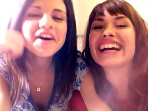 demi and selena BLOOPER!!! 074 demi and selena BLOOPER!!! 074