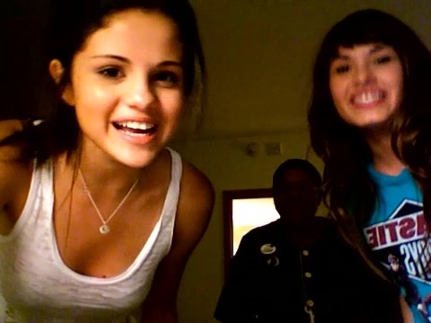 demi and selena guest 013