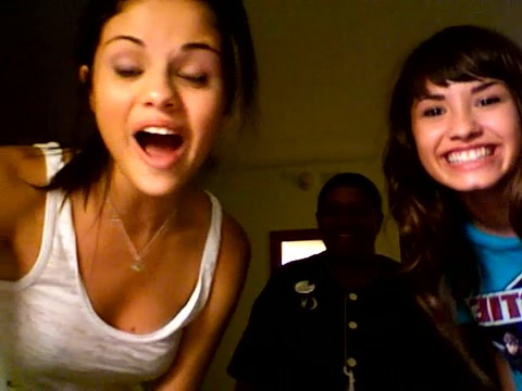 demi and selena guest 026