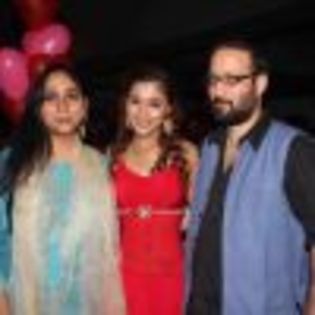 125706-sara-poses-with-producers-rajita-sharma-and-viveck-budakoti - sara khan poze noi