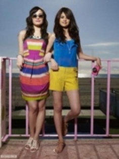 photo4 - Selena and Demi Photo 3