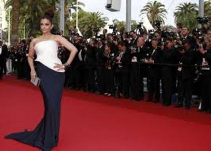 descărcare - Aishwarya Rai Cannes 2011