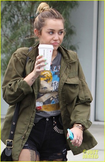 miley-cyrus-bed-bath-beyond-short-shorts-04