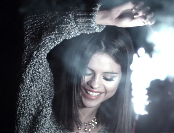 selena-gomez-hit-the-lights-1 - MileY Cyrus si Selena Gomez