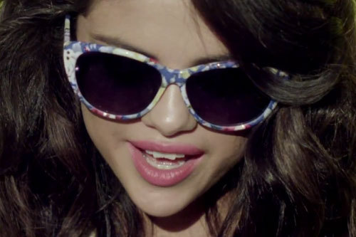 selena-gomez-hit-the-lights-sunglasses-1 - MileY Cyrus si Selena Gomez