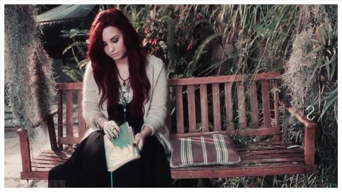 Demi Lovato - Give Your Heart A Break (Lyric video) 1813
