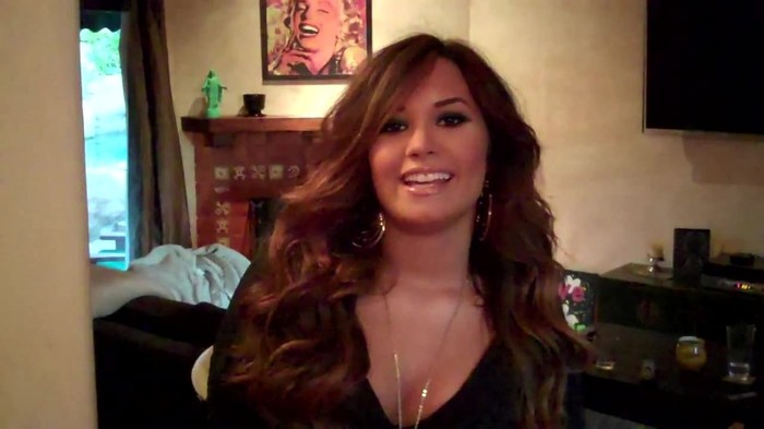 Demi Lovato - Live Chat TODAY! 002