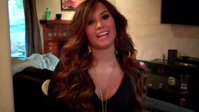 Demi Lovato - Live Chat TODAY! 093 - Demilush - Live Chat Today Captures