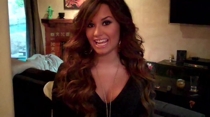 Demi Lovato - Live Chat TODAY! 107 - Demilush - Live Chat Today Captures
