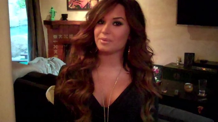 Demi Lovato - Live Chat TODAY! 113 - Demilush - Live Chat Today Captures