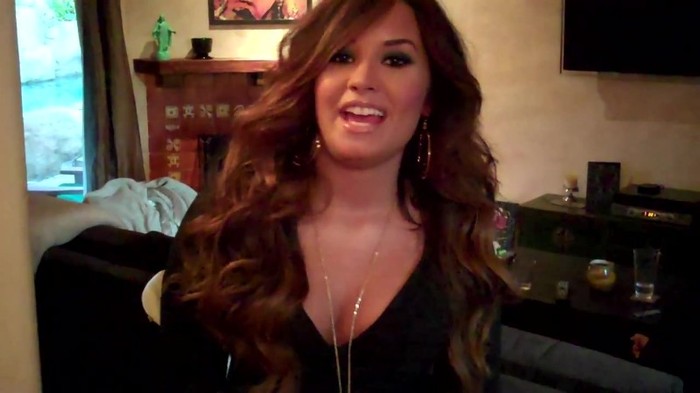 Demi Lovato - Live Chat TODAY! 125 - Demilush - Live Chat Today Captures