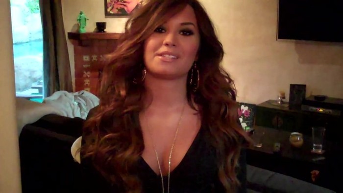 Demi Lovato - Live Chat TODAY! 130 - Demilush - Live Chat Today Captures