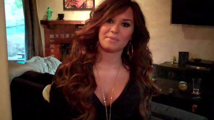 Demi Lovato - Live Chat TODAY! 143 - Demilush - Live Chat Today Captures