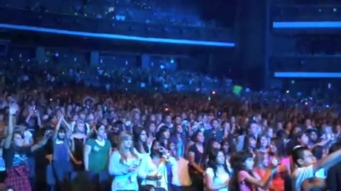 DEMI LOVATO - LIVE IN LOS ANGELES 592 DEMI LOVATO - LIVE IN LOS ANGELES 592
