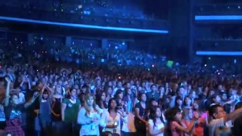 DEMI LOVATO - LIVE IN LOS ANGELES 595 DEMI LOVATO - LIVE IN LOS ANGELES 595