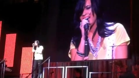 DEMI LOVATO - LIVE IN LOS ANGELES 725 DEMI LOVATO - LIVE IN LOS ANGELES 725