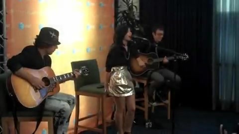 DEMI LOVATO - LIVE IN LOS ANGELES 330