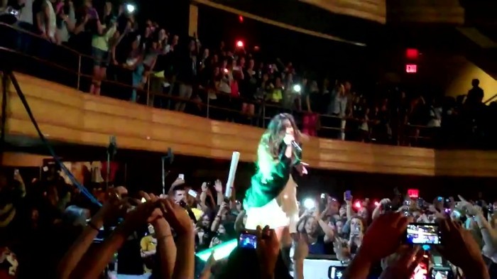 Demi Lovato - Remember December (Live in New York - fan video) 1029