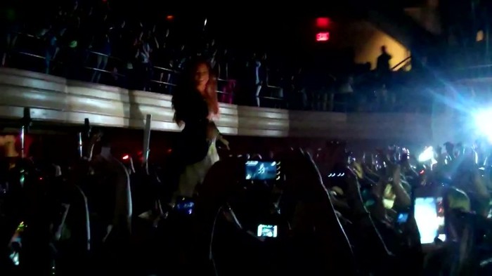 Demi Lovato - Remember December (Live in New York - fan video) 1519