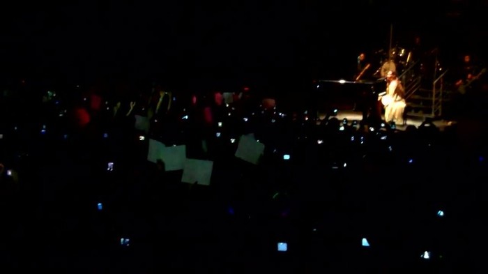Demi Lovato - Skyscraper (Live in New York - fan video) 1038