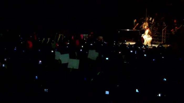 Demi Lovato - Skyscraper (Live in New York - fan video) 1042