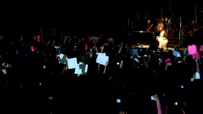 Demi Lovato - Skyscraper (Live in New York - fan video) 1046