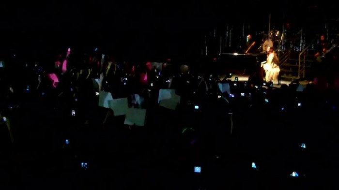 Demi Lovato - Skyscraper (Live in New York - fan video) 1047