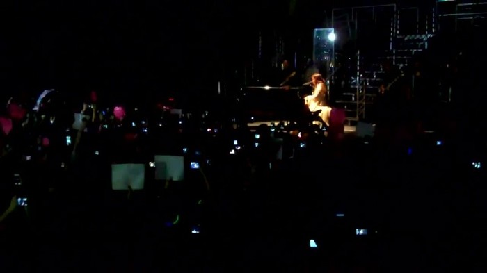 Demi Lovato - Skyscraper (Live in New York - fan video) 1548
