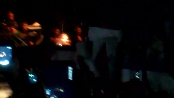 Demi Lovato - Skyscraper (Live in New York - fan video) 564 Demi Lovato - Skyscraper (Live in New York - fan video) 564