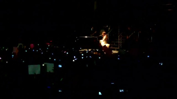 Demi Lovato - Skyscraper (Live in New York - fan video) 1565