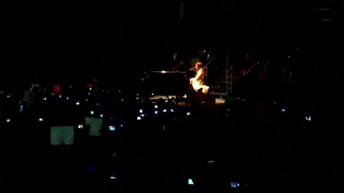 Demi Lovato - Skyscraper (Live in New York - fan video) 1571