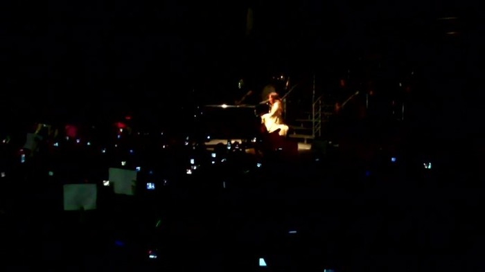 Demi Lovato - Skyscraper (Live in New York - fan video) 1574