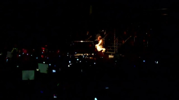 Demi Lovato - Skyscraper (Live in New York - fan video) 1577