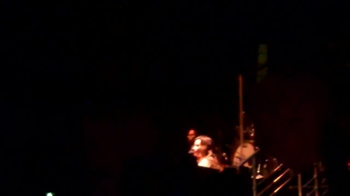 Demi Lovato - Skyscraper (Live in New York - fan video) 595 Demi Lovato - Skyscraper (Live in New York - fan video) 595