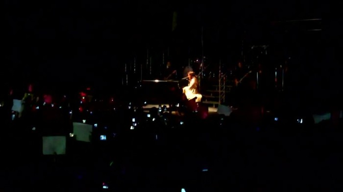 Demi Lovato - Skyscraper (Live in New York - fan video) 1578