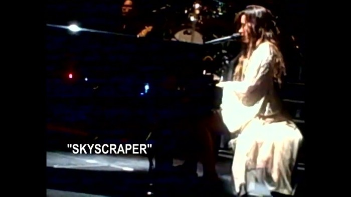 Demi Lovato - Skyscraper (Live in New York - fan video) 1086