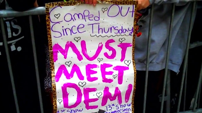 Demi Lovato - Skyscraper (Live in New York - fan video) 188 - Demilush - Skyscraper Live in New York - Fan video Part oo1