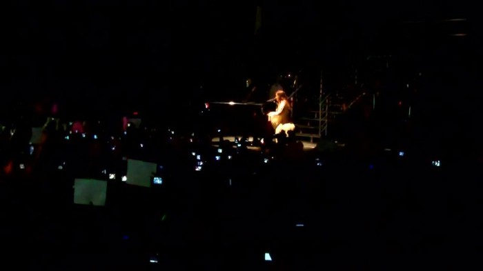 Demi Lovato - Skyscraper (Live in New York - fan video) 1607