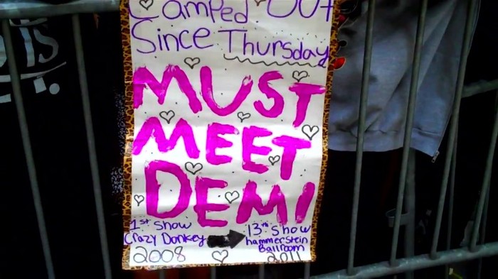 Demi Lovato - Skyscraper (Live in New York - fan video) 192 - Demilush - Skyscraper Live in New York - Fan video Part oo1