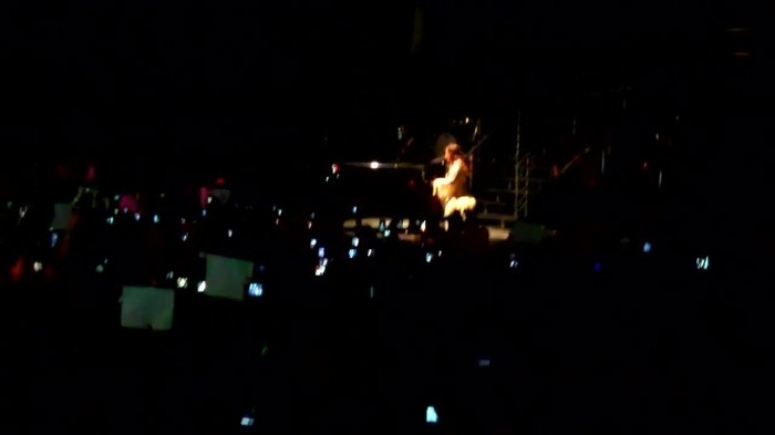 Demi Lovato - Skyscraper (Live in New York - fan video) 1608