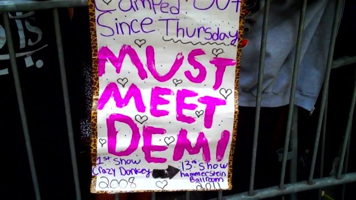 Demi Lovato - Skyscraper (Live in New York - fan video) 193 - Demilush - Skyscraper Live in New York - Fan video Part oo1